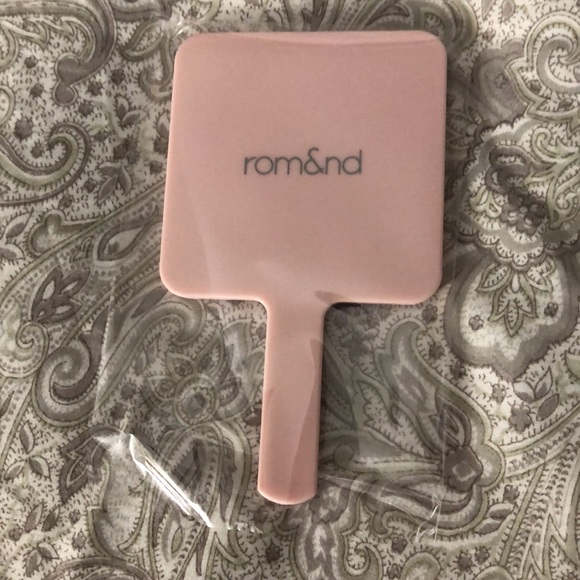 ❤️ 3/$20 ❤️  Rom&nd Mini Hand Mirror & Sticker - Picture 2 of 3